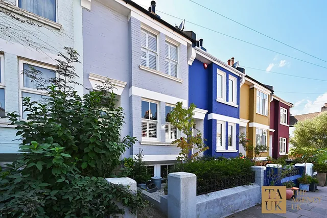 11 Lincoln Cottages, Brighton BN2 9UJ