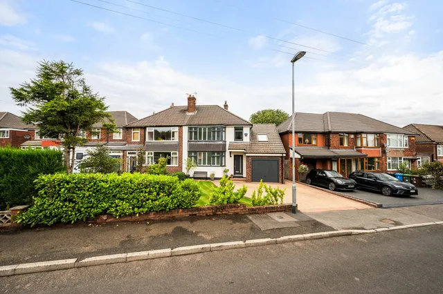 11 St. Annes Crescent, Grasscroft OL4 4JH