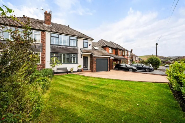11 St. Annes Crescent, Grasscroft OL4 4JH