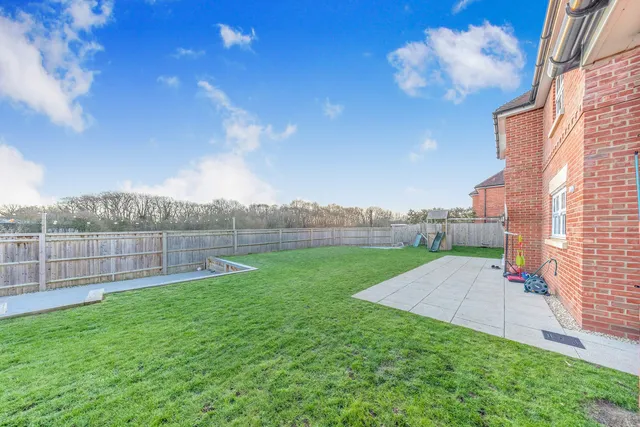 11 Canberra Lake Way, Reading RG10 9DH