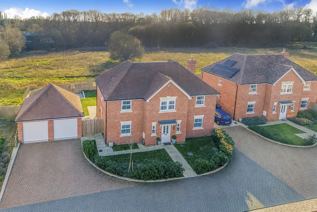 11 Canberra Lake Way, Reading RG10 9DH