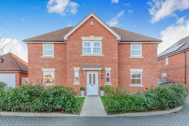 11 Canberra Lake Way, Reading RG10 9DH