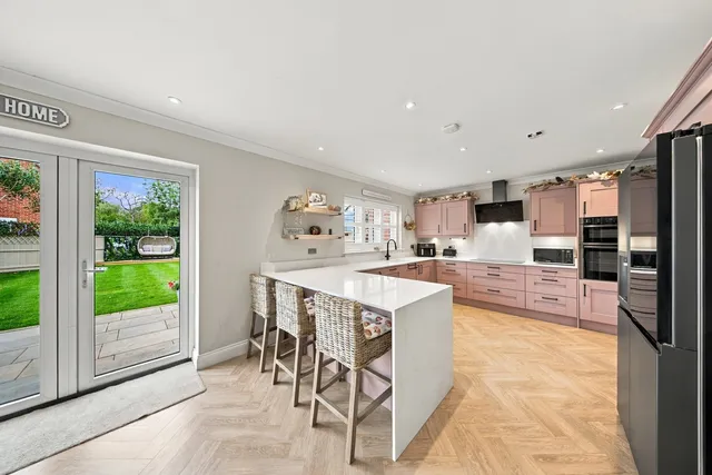 6 Blue Bird Gate, Horley RH6 0GT