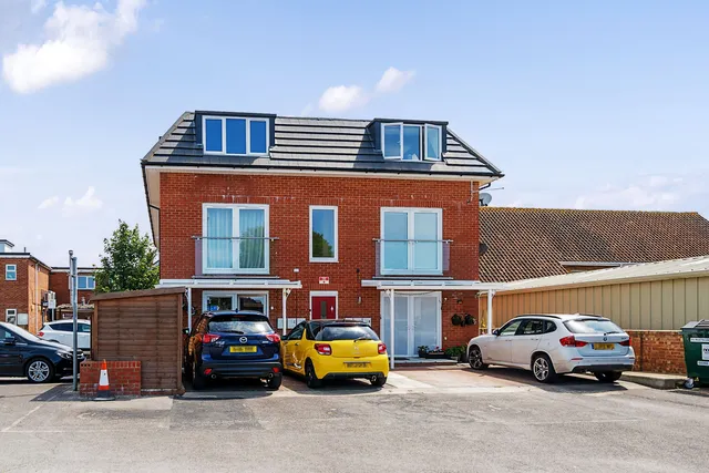 3 Elm Grove, Hayling Island PO11 9EA