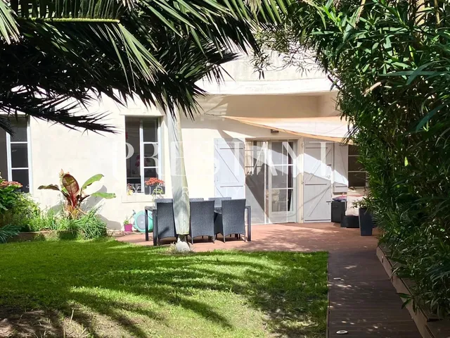 Biarritz city centre — Private garden approx. 250 sqm, townhouse with potential, garage