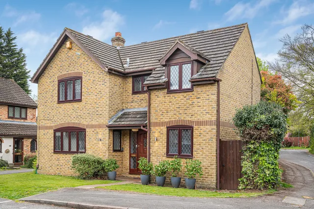 6 Fairacres, Tadworth KT20 5QT