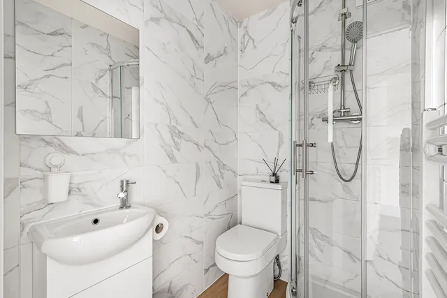 106 Shaftesbury Gardens, London NW10 6LP