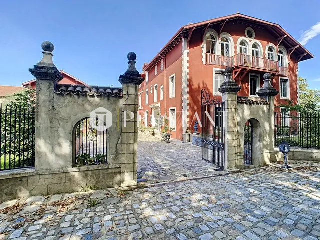Property of character and charm, near Bayonne, for sale