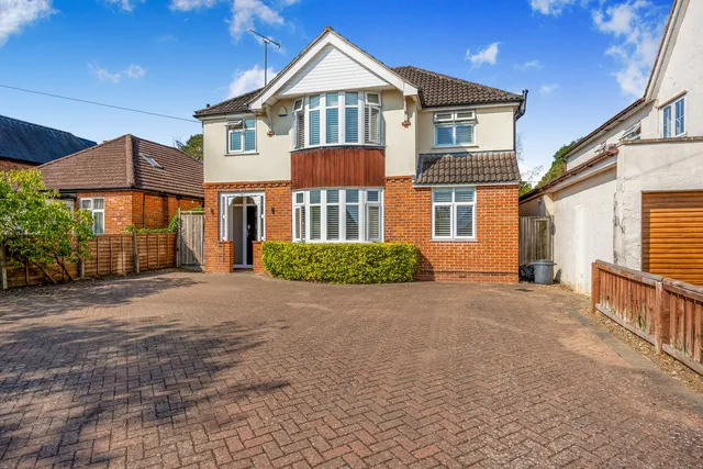 127 Loddon Bridge Road, Reading RG5 4AG