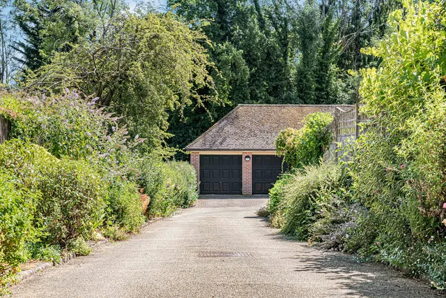 16 Johns Road, Westerham TN16 2AP