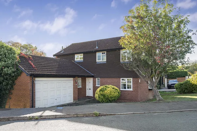 2 Woodlands, Brookmans Park AL9 7AN