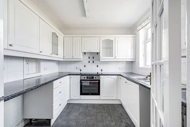 25 Sanderstead Court Addington Road, South Croydon CR2 8RA