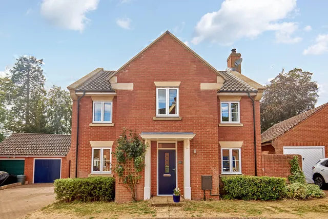 13 Greenfield Way, Long Stratton NR15 2WP