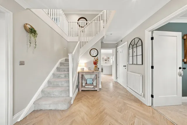 6 Blue Bird Gate, Horley RH6 0GT