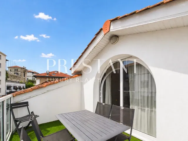 Biarritz – Bright duplex with terrace just steps from Place Clémenceau