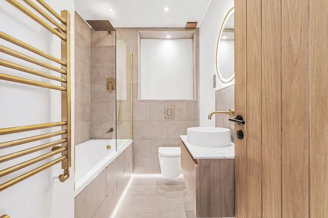 19 Thornton Avenue, London SW2 4HL