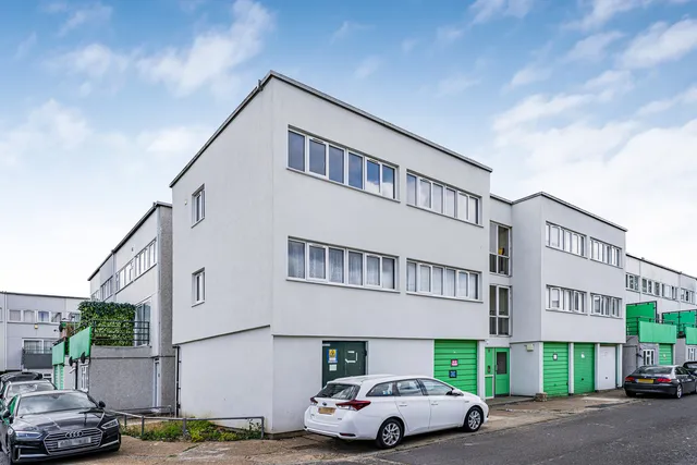 20 Caernarvon Close, Mitcham CR4 1XD