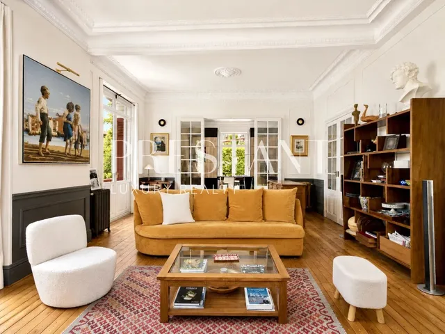 Elegant Bourgeois Apartment in the Heart of Biarritz with Terrace and Private Parking