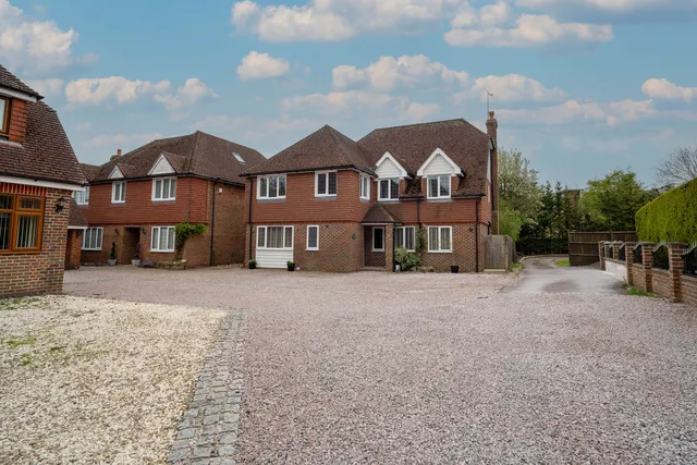 142D Three Bridges Road, Crawley RH10 1JP