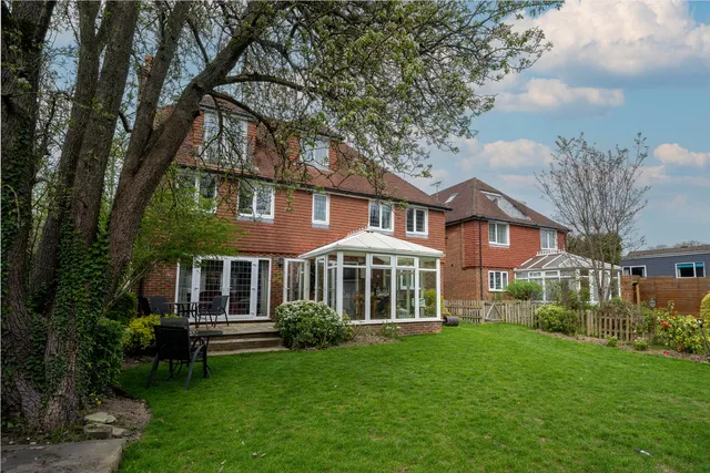 142D Three Bridges Road, Crawley RH10 1JP