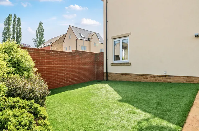38 Deer Park, Bristol BS35 1AT