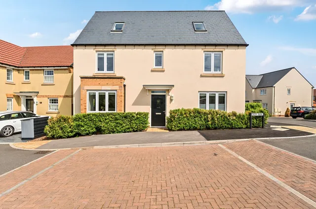 38 Deer Park, Bristol BS35 1AT