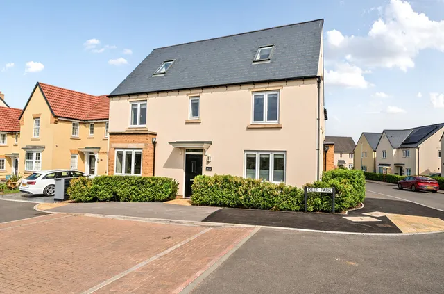 38 Deer Park, Bristol BS35 1AT