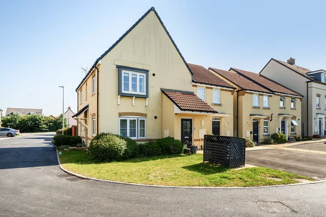 4 Deer Park, Bristol BS35 1AT