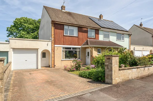 16 Hillcrest, Bristol, United Kingdom BS35 2JA