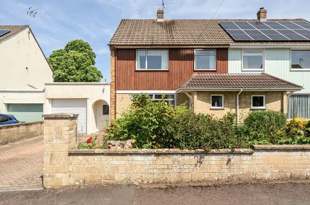 16 Hillcrest, Bristol, United Kingdom BS35 2JA