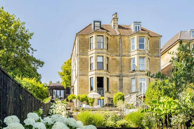 124 London Road West, Bath BA1 7DD