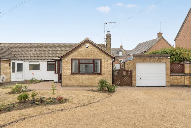 27 Overstone Road, Moulton Northampton NN3 7UL