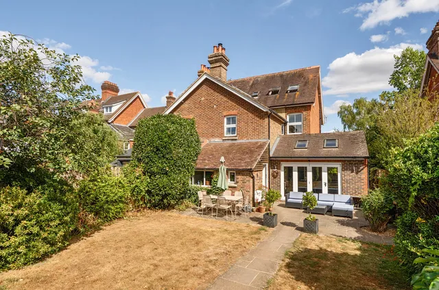 3 High Path, Midhurst GU29 9BD