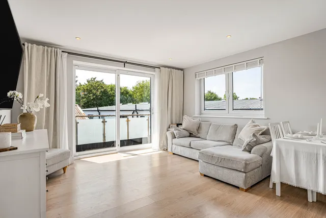 Flat 5, 3 Whyteleafe Hill, Whyteleafe CR3 0FA