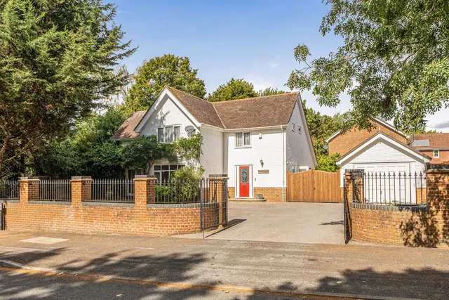 West Lodge Balmoral Way, Southampton SO16 8LU