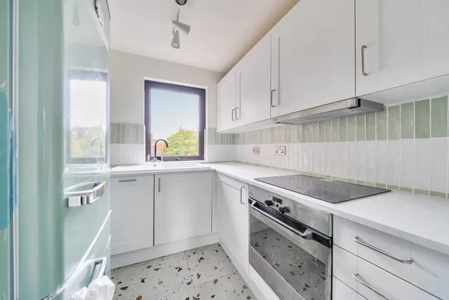 126 Farriers Road, epsom KT17 1LR