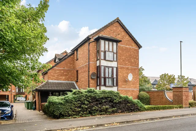 126 Farriers Road, epsom KT17 1LR