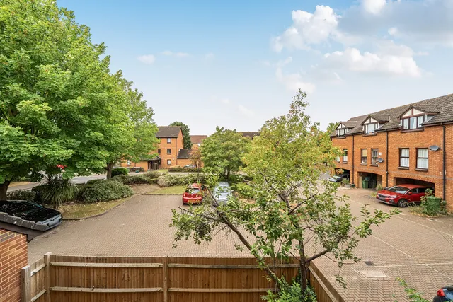126 Farriers Road, epsom KT17 1LR