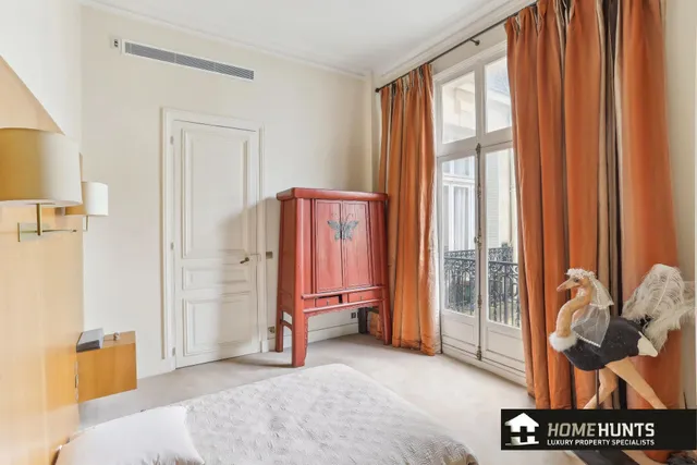 Apartment in 8th (Golden Triangle - Parc Monceau), Paris
