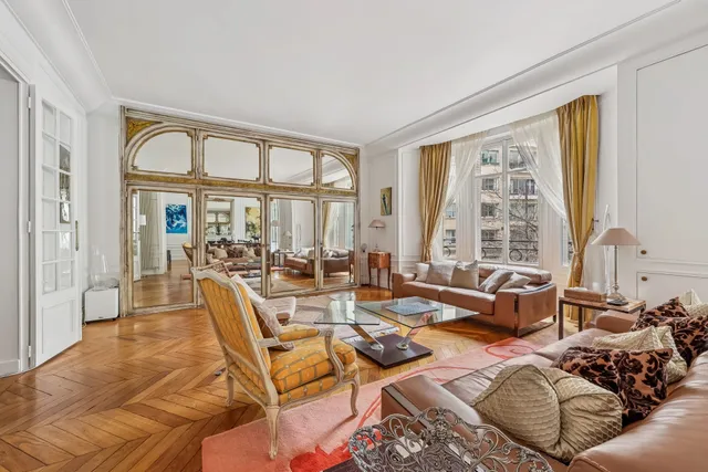 Apartment in 16th (Trocadéro - Etoile - Passy), Paris