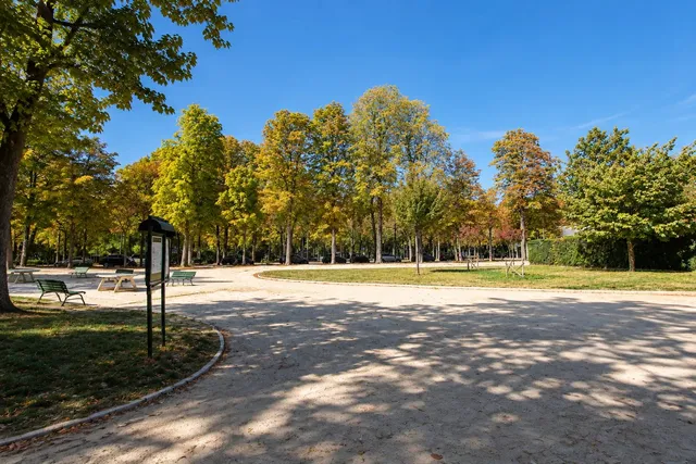 Apartment in 16th (Trocadéro - Etoile - Passy), Paris