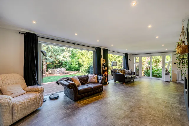2 Woodlands Park, Tadworth KT20 7JL