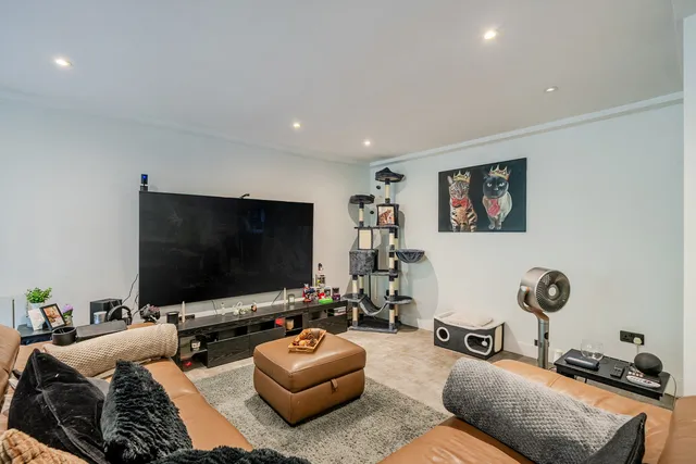2 Woodlands Park, Tadworth KT20 7JL