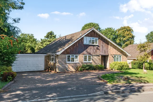 2 Woodlands Park, Tadworth KT20 7JL
