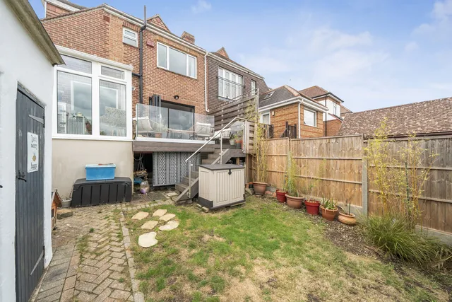 30 Hilltop Crescent, Portsmouth PO6 1BD