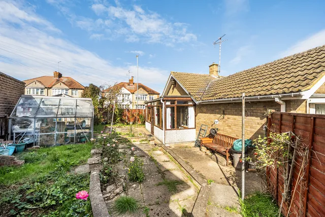 60 Park Avenue, Rushden NN10 9NR