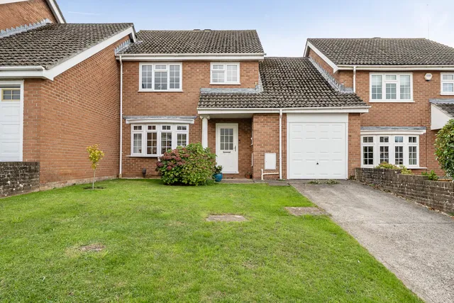 19 Pentland Avenue, Bristol BS35 2YB