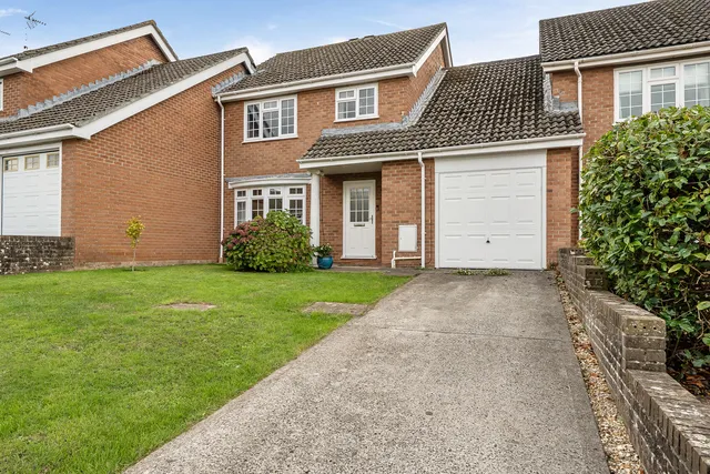 19 Pentland Avenue, Bristol BS35 2YB