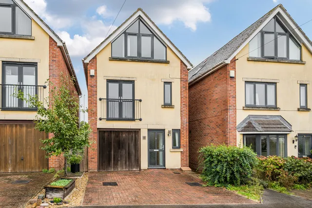 3a Davids Lane, Bristol BS35 3LN