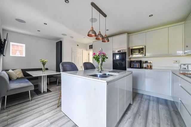 10 Meadow Grove, Chandlers Ford SO53 3AT